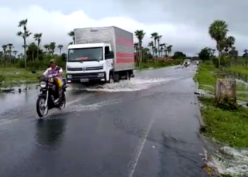 Riacho transborda e água invade rodovia entre Cabeceiras e José de Freitas; vídeo